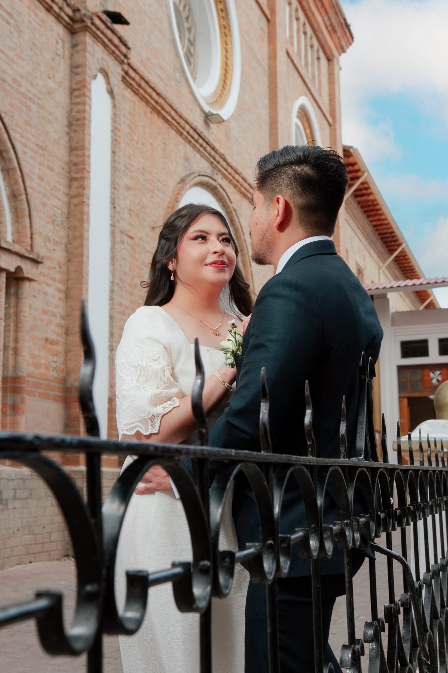 Sesión de pareja junto a una iglesia