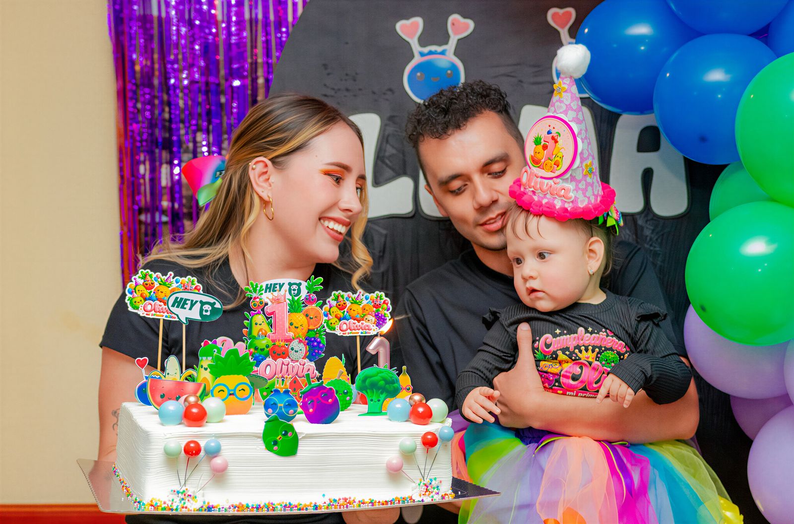 Primer añito: papás con la torta y la bebé