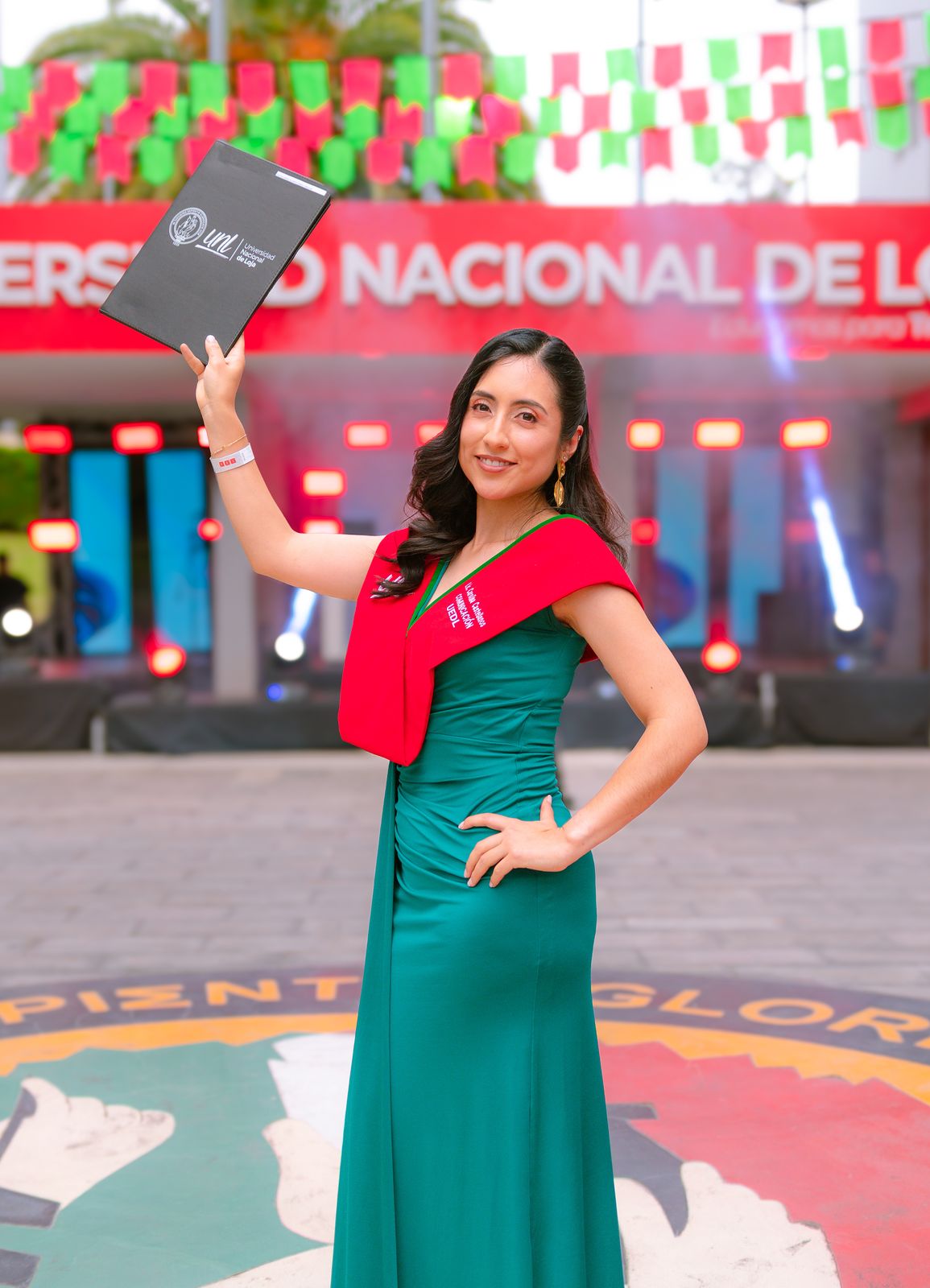 Graduada de la UNL con su toga roja y su diploma
